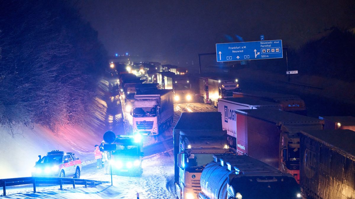 Kvůli náledí uvázly na německých dálnicích stovky aut